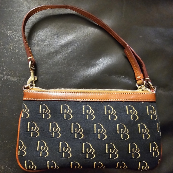 Dooney and Bourke Greta Canvas Large Wristlet in Black with Gold DB Logo EUC - Picture 3 of 10